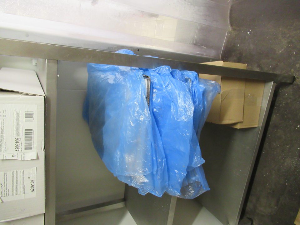 V priestore mraziaceho boxu sa uchovávajú na sebe položené plechy s nachystanými mrazenými polotovarmi na ďalšie pečenie.