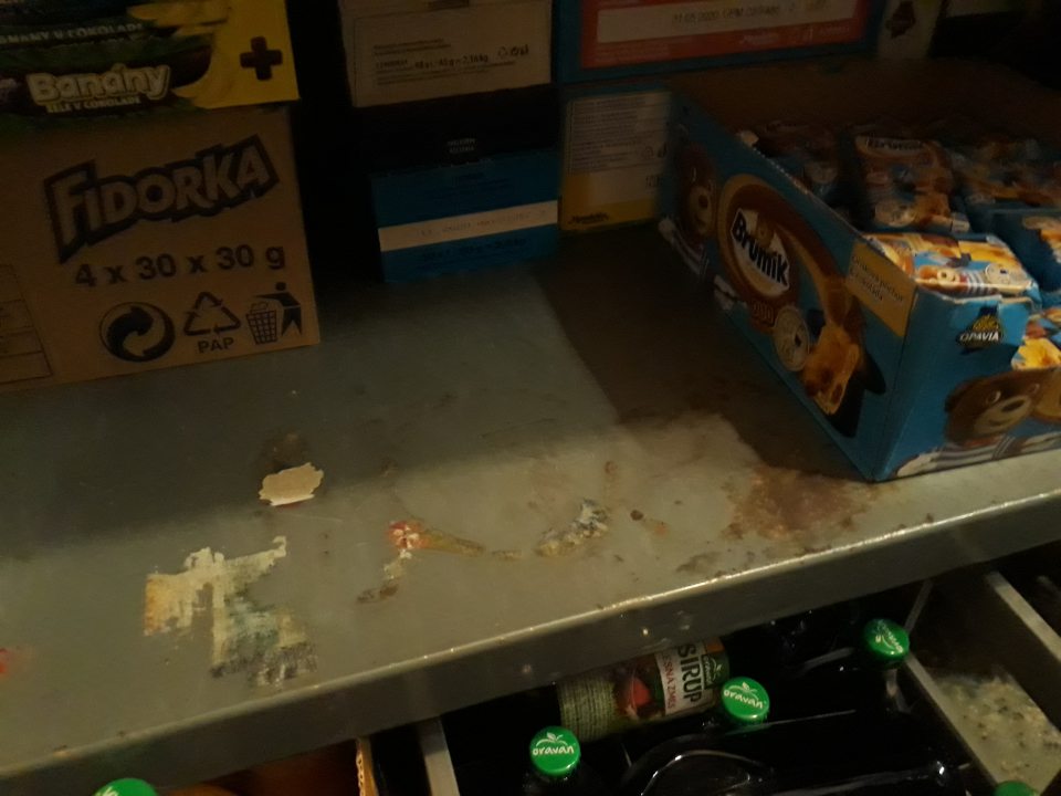 počiatočná korózia regálu v zázemí predajne
