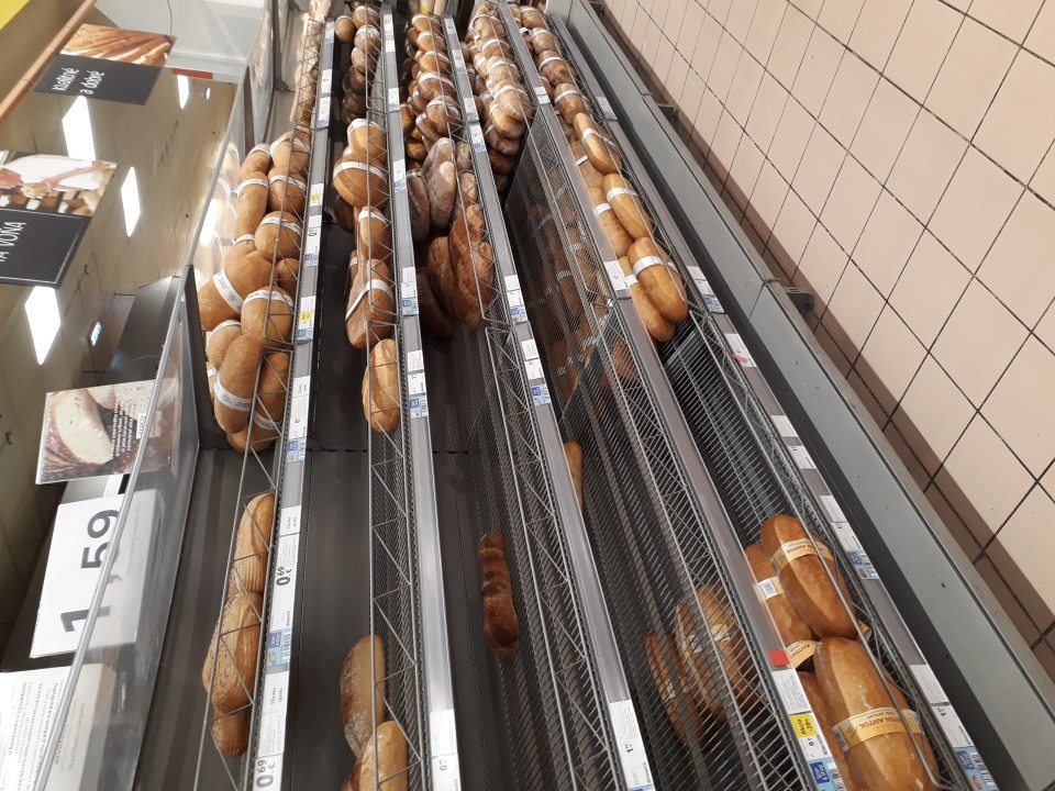 nebalené pekárske výrobky sú ponúkané na predaj nevyhovujúcim spôsobom