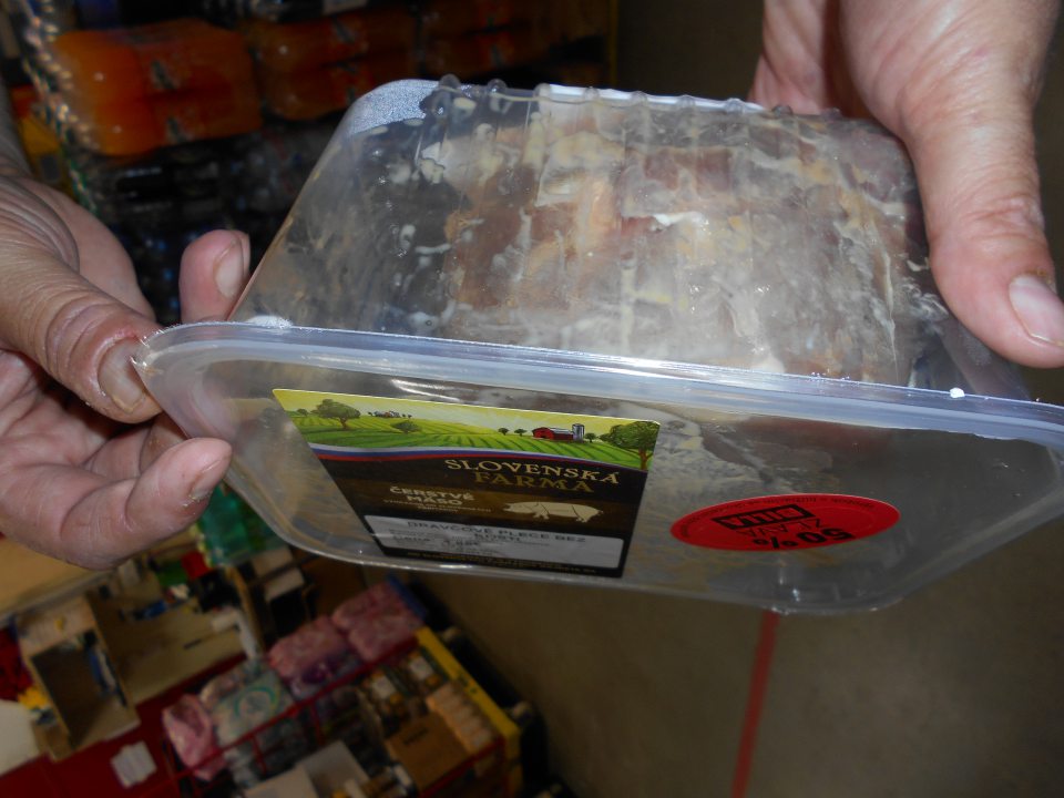 Osliznuté ,zapáchajúce mäso.