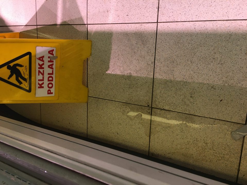 v predajnom priestore na podlahe pod lahôdkovým pultom zo strany zákazníkov tečie na podlahu kondenz z chladiacej vitríny, tento kondenz sa tiež zhromažďuje aj na prednom krycom skle v tejto vitríne s lahôdkami