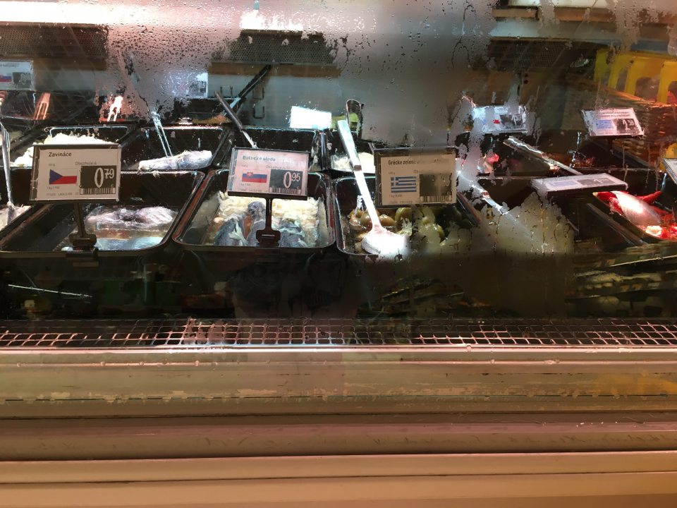 v predajnom priestore na podlahe pod lahôdkovým pultom zo strany zákazníkov tečie na podlahu kondenz z chladiacej vitríny, tento kondenz sa tiež zhromažďuje aj na prednom krycom skle v tejto vitríne s lahôdkami