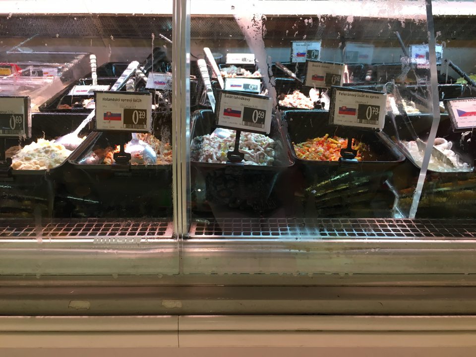 v predajnom priestore na podlahe pod lahôdkovým pultom zo strany zákazníkov tečie na podlahu kondenz z chladiacej vitríny, tento kondenz sa tiež zhromažďuje aj na prednom krycom skle v tejto vitríne s lahôdkami