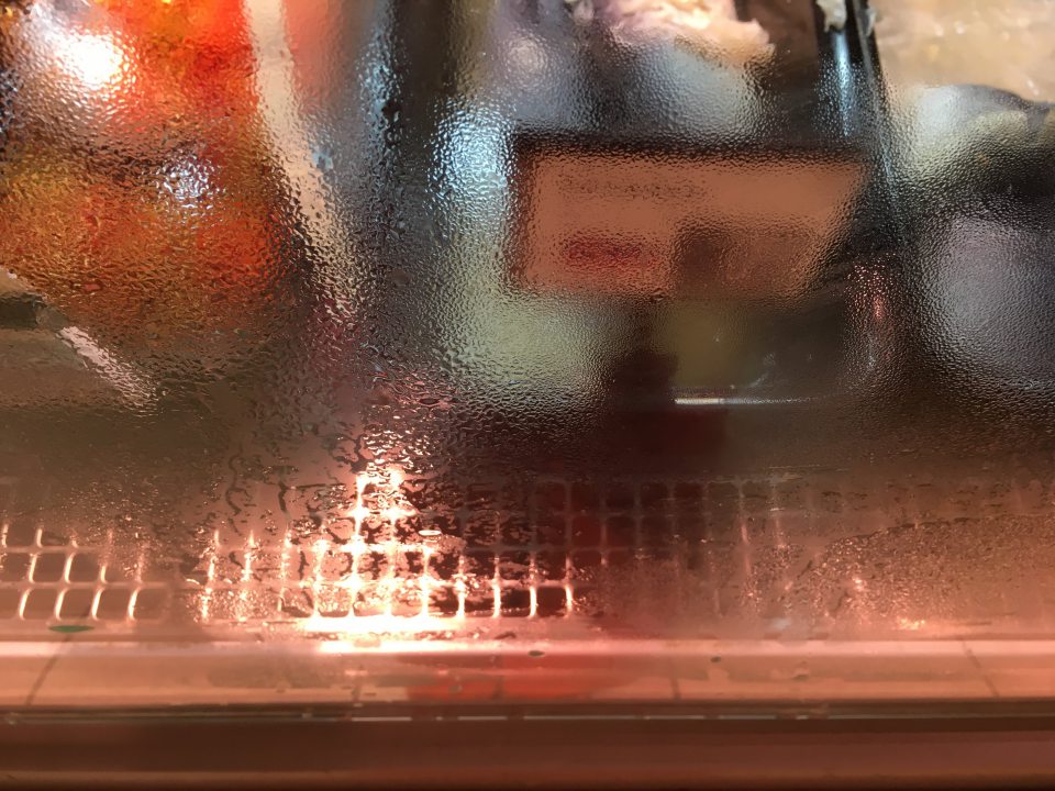 stekajúci kondenzát na krycích sklách chladiacej vitríny s mäsovými a lahôdkarskymi výrobkami