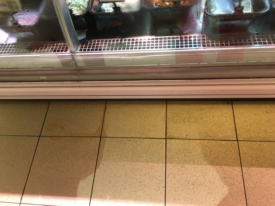 stekajúci kondenzát na krycích sklách chladiacej vitríny s mäsovými a lahôdkarskymi výrobkami