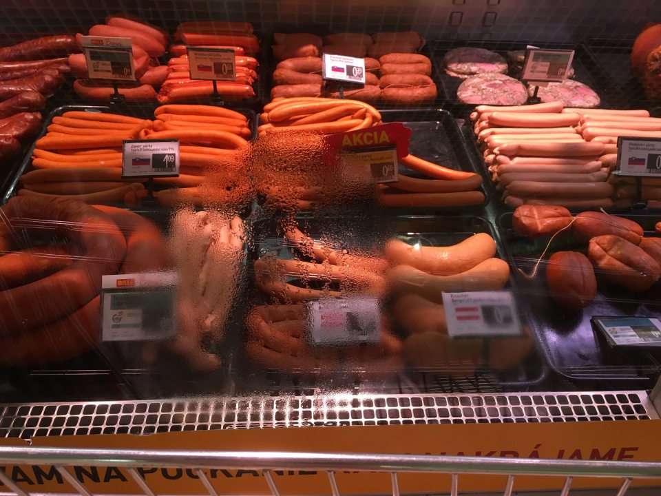 stekajúci kondenzát na krycích sklách chladiacej vitríny s mäsovými a lahôdkarskymi výrobkami