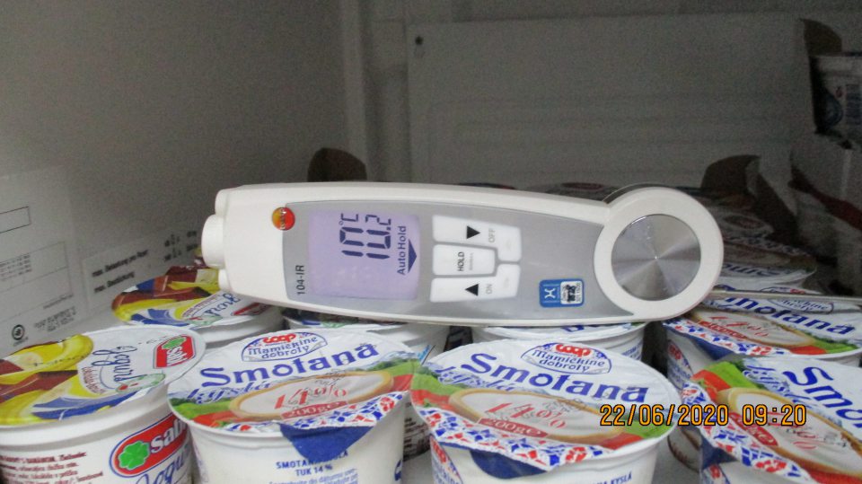 Nedodržaný teplotný režim pri skladovaní mliečnych výrobkov.