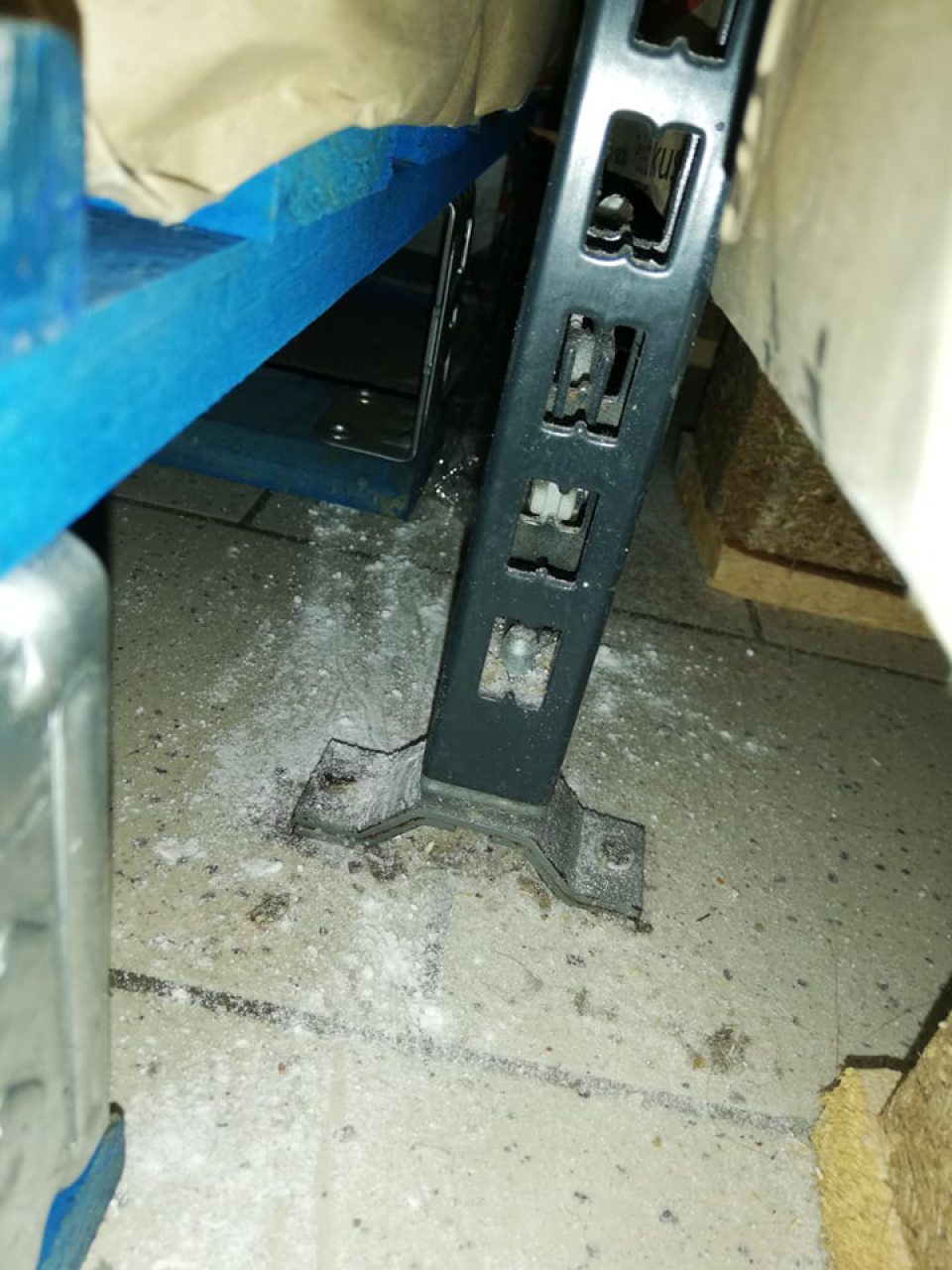 znečistená podlaha na predajnej ploche na úseku predaja múky a cukru po predávaných potravinách