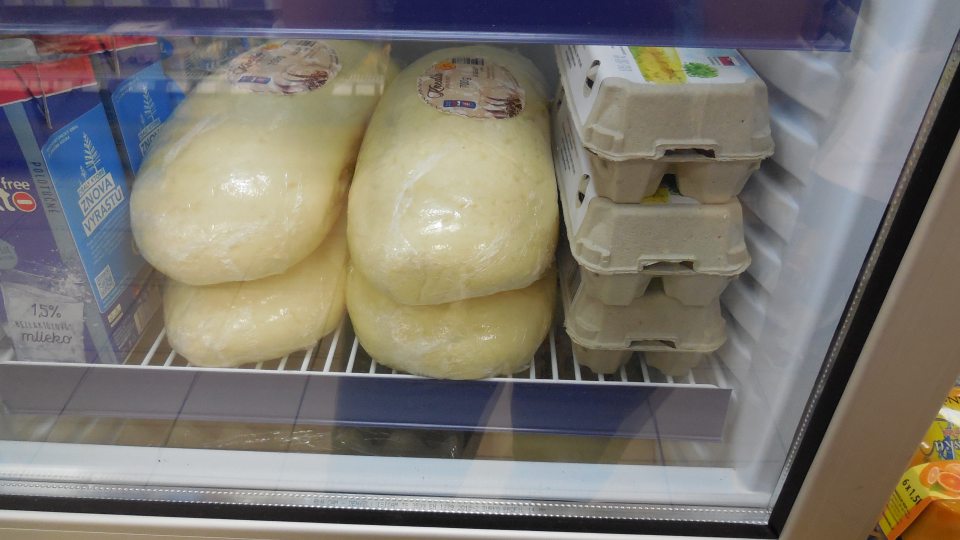 Spoločne predávané čerstvé vajcia spolu s pekárenskymi výrobkami bez ich oddelenia.