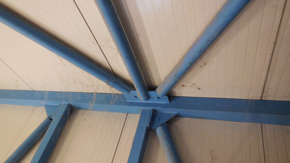 V priestore príjmu tovaru výskyt pavučín a prachu.
