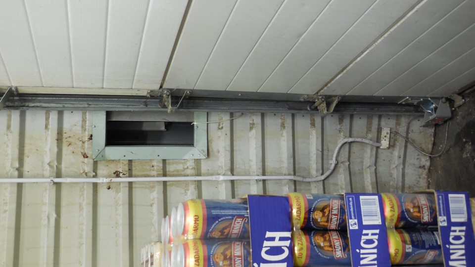 Obklady stien príjmovej rampy silno znečistené