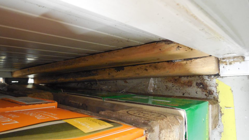 Nedostatočná hygiena skladovania.