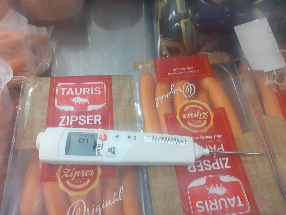 Nedodržanie teplotného režimu v chladiarenskej vitríne s mäsovými výrobkami. V čase kontroly výrobky preložené do chladiarenského zariadenia s vyhovujúcou teplotou.