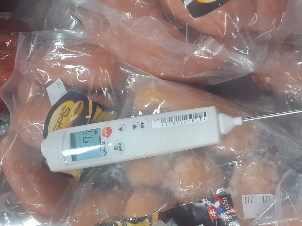 Nedodržanie teplotného režimu v chladiarenskej vitríne s mäsovými výrobkami. V čase kontroly výrobky preložené do chladiarenského zariadenia s vyhovujúcou teplotou.