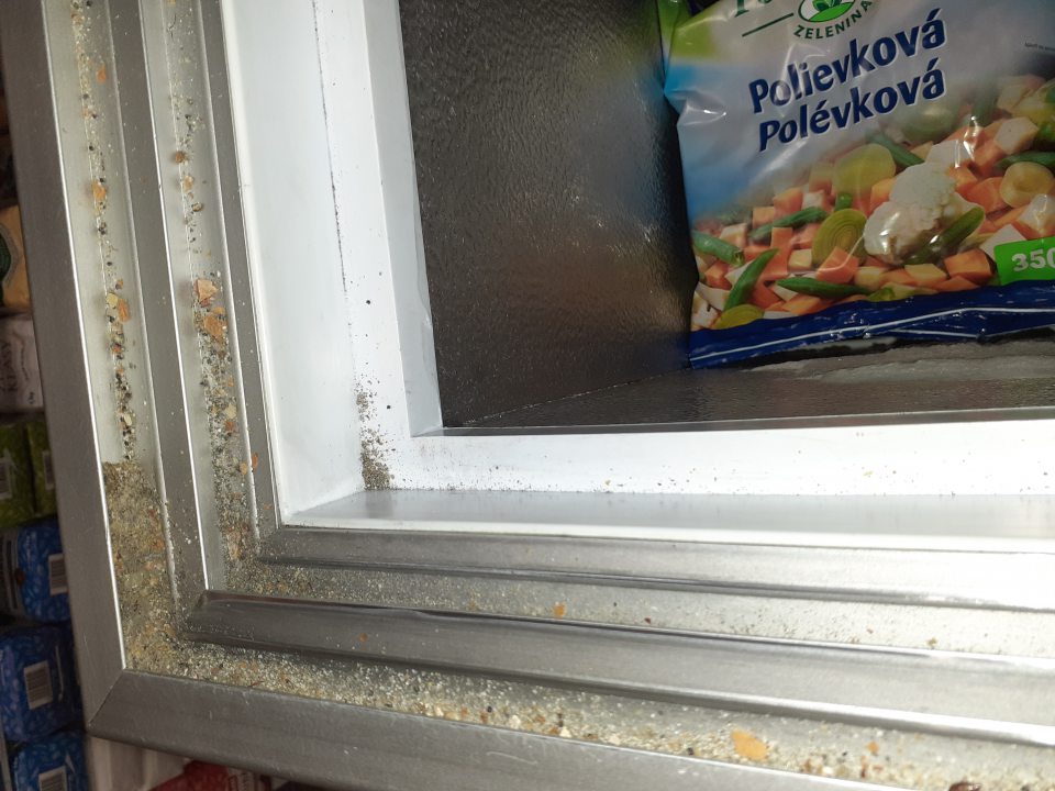 Lišty na mraziarenskom zariadení znečistené zvyškami potravín.