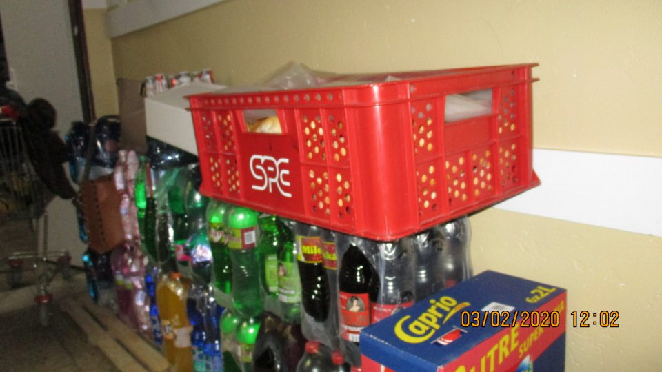 Nebalené pekárske výrobky skladované v perforovanej prepravke, uložené na vodách.