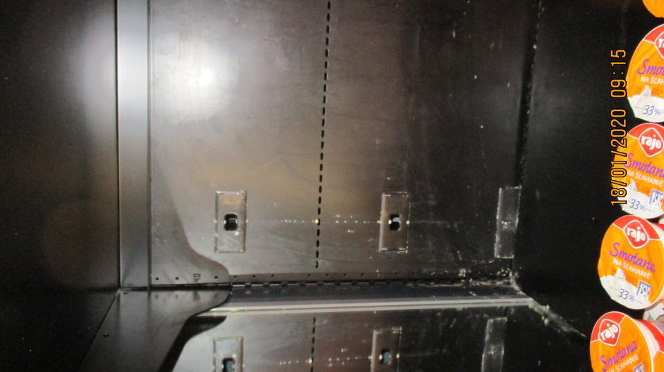 Znečistené chladiace zariadenia pri predaji potravín živočíšneho pôvodu - vytečený, rozsypaný obsah predávaných potravín, nečistoty. 