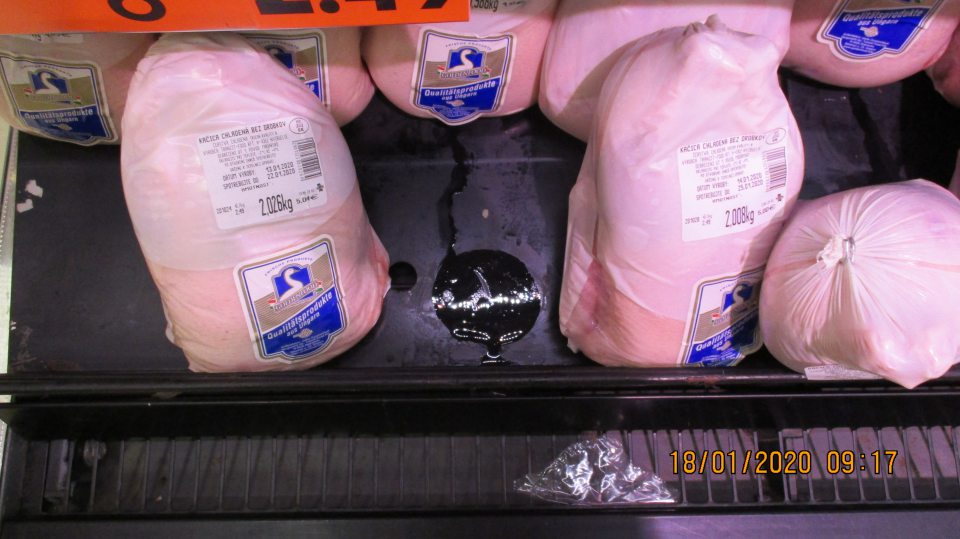 Znečistené chladiace zariadenia pri predaji potravín živočíšneho pôvodu - vytečený, rozsypaný obsah predávaných potravín, nečistoty. 