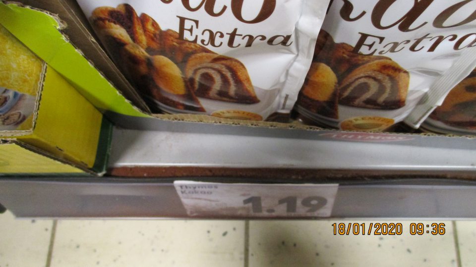 Znečistené regály pri predaji potravín rastlinného pôvodu - rozsypaný obsah predávaných potravín, nečistoty.