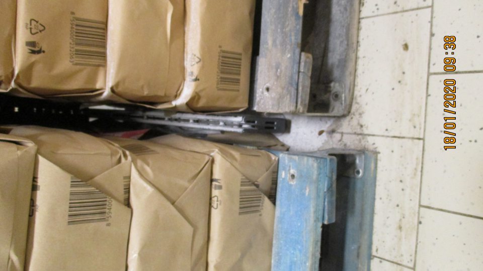 Znečistené podlahy pri predaji potravín - rozsypaný obsah predávaných potravín, nečistoty, zvyšky obalových materiálov. 