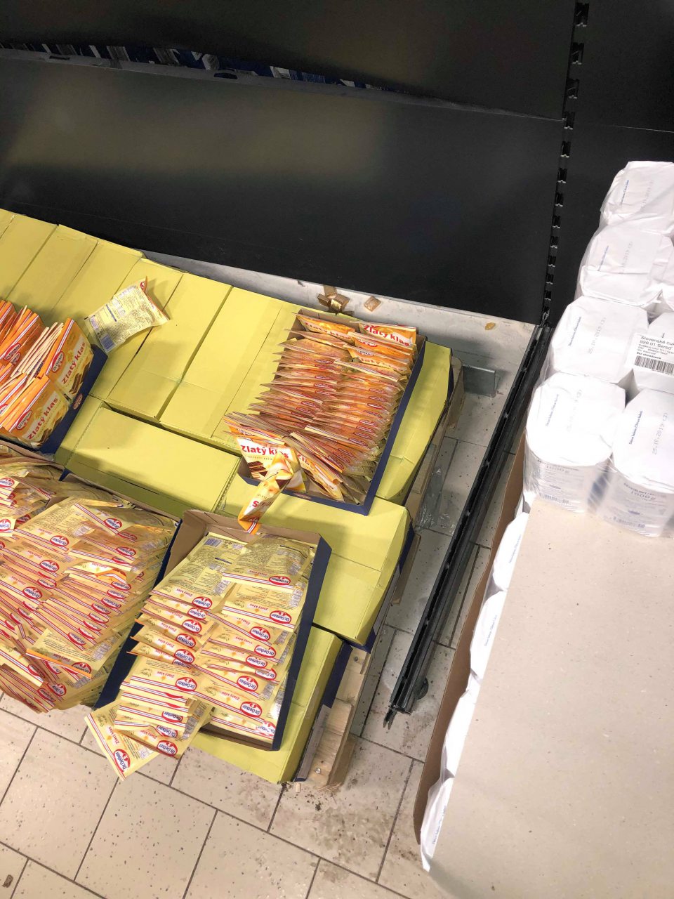 Znečistené podlahy pri predaji potravín - rozsypaný obsah predávaných potravín, nečistoty, zvyšky obalových materiálov.