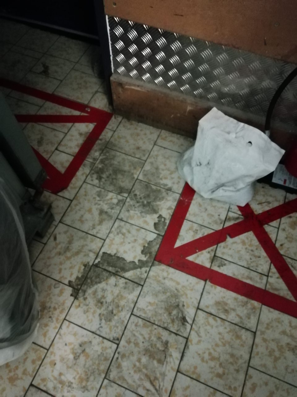 Znečistená podlaha v sklade.