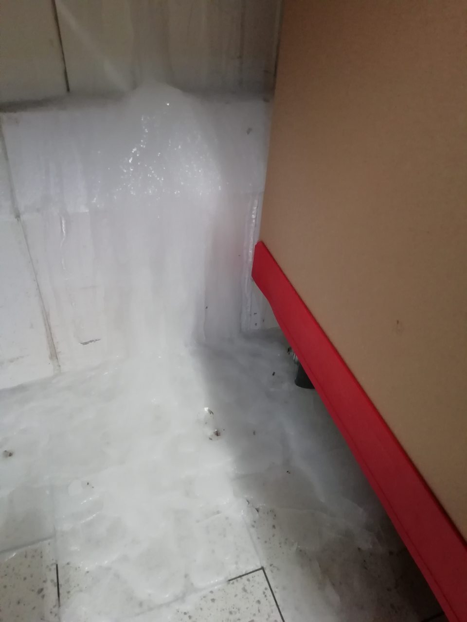 Hrubá vrstva námrazy v blízkosti skladovaných hlbokozmrazených polotovarov.