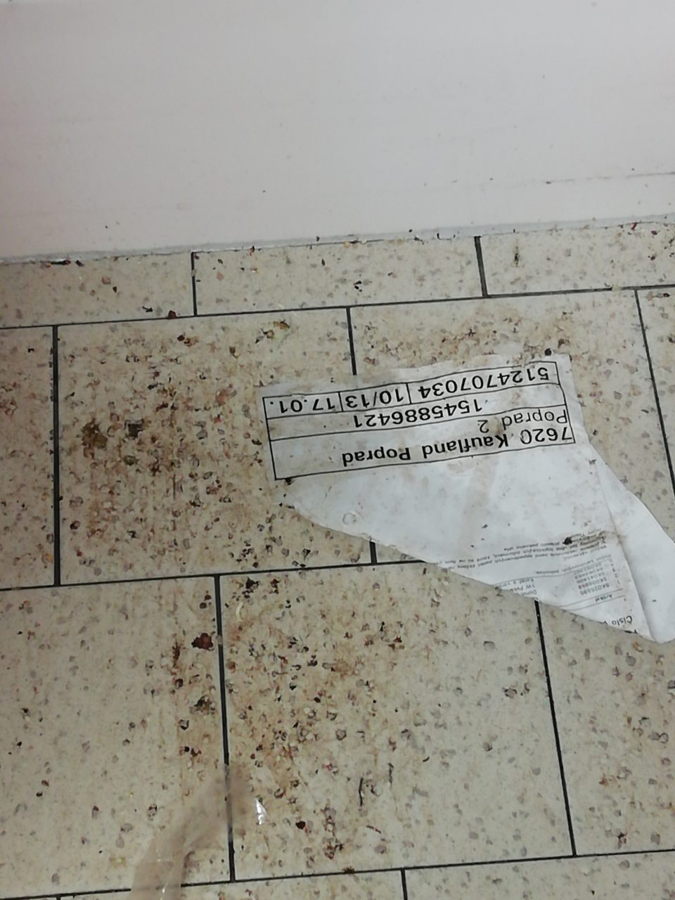 Znečistená podlaha v mraziacom boxe.