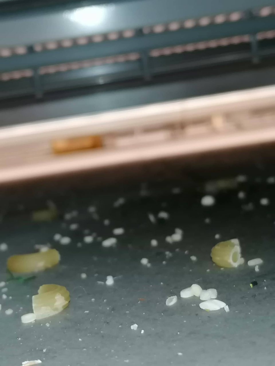Znečistená podlaha pod regálmi so suchými potravinami na predajnej ploche