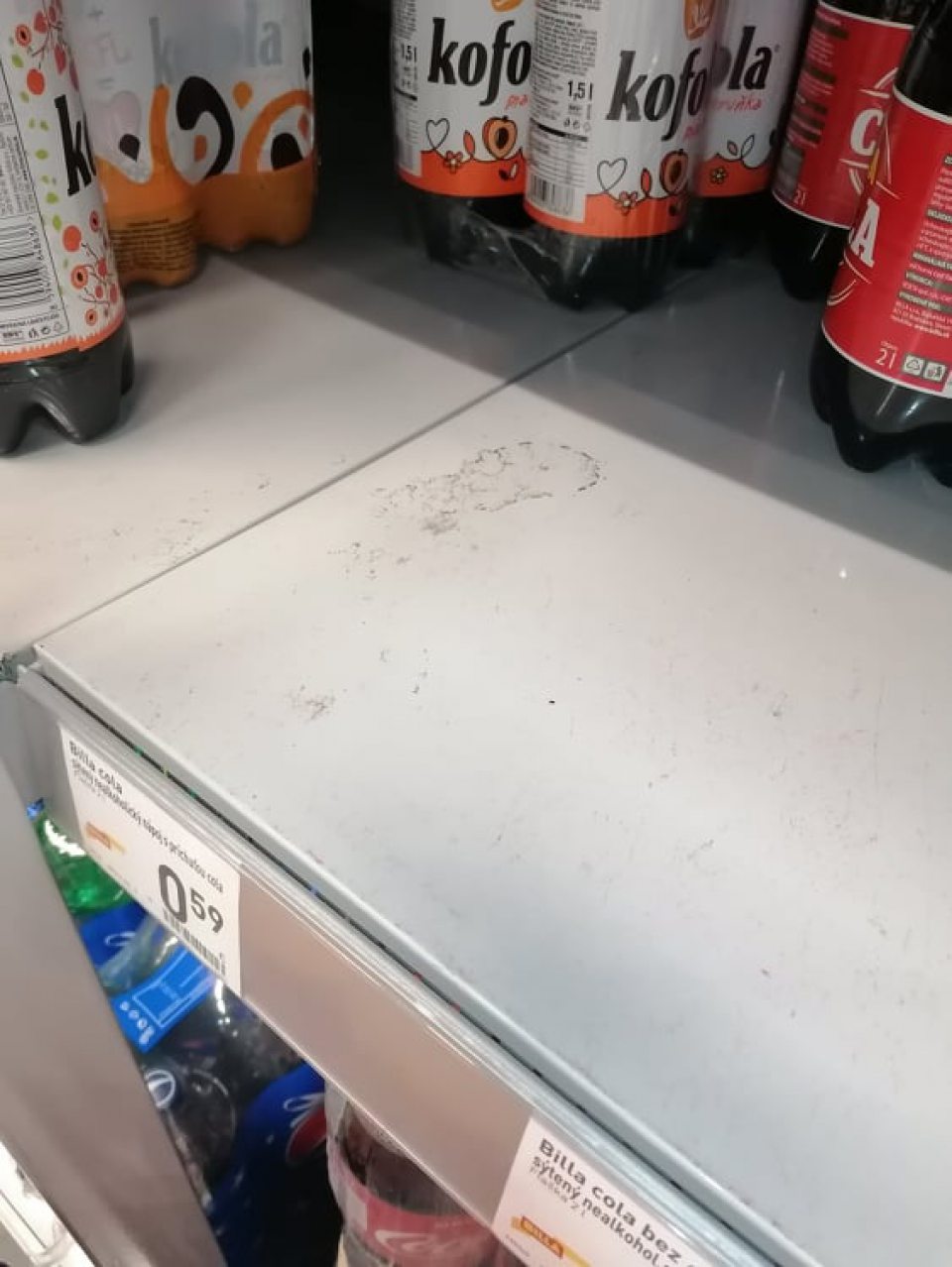 Znečistený regál vytečeným obsahom nápojov