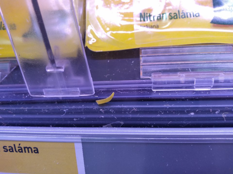 Znečistené chladiace zariadenie s mäsovými výrobkami na predajnej ploche