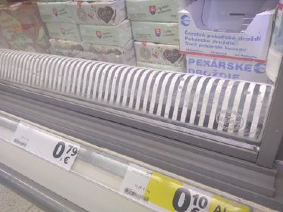 Znečistenie chladiarenskej vitríny na predajnej ploche.