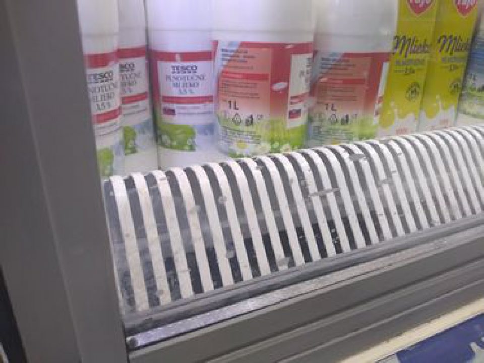 Znečistenie chladiarenskej vitríny na predajnej ploche.