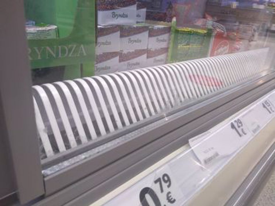 Znečistenie chladiaceho zariadenia, v ktorom sú umiestnené aj lahôdkarské výrobky.