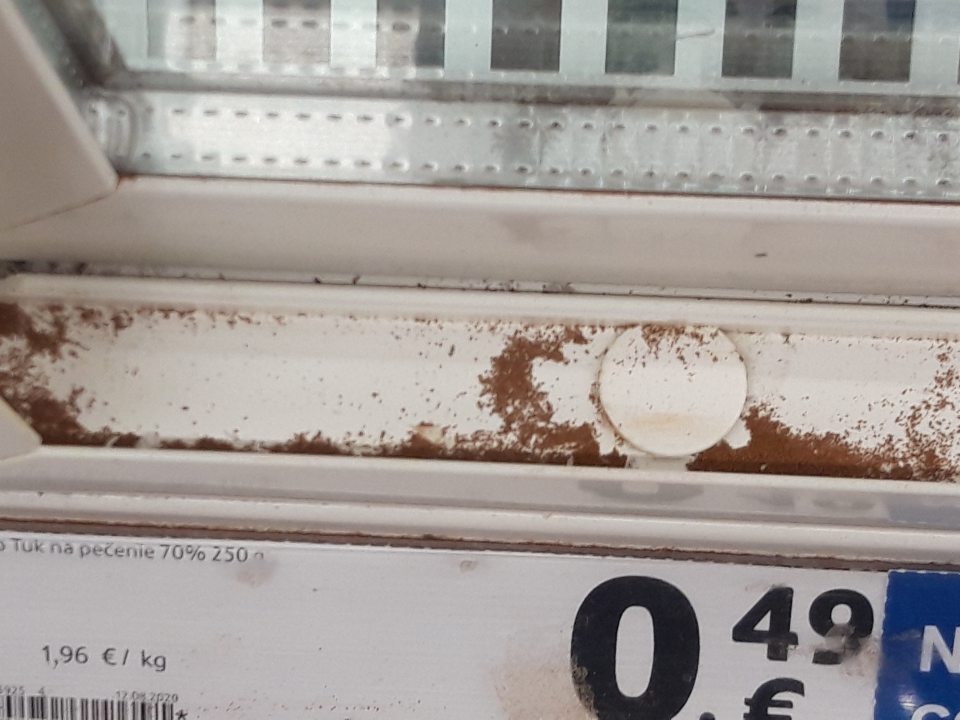 Chladiace zariadenia (mliečne, mäsové a 100% šťavy) mriežky a pod mriežkou znečistené prachom, drobnými nečistotami, omrvinkami, zbytkami obalového materiálu.