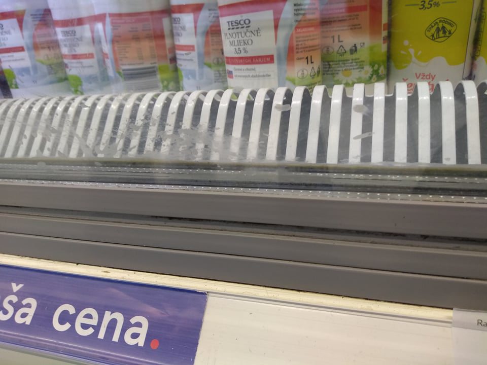 Chladiarenská vitrína určená na umiestňovanie na trh mlieka na predajnej ploche - na sklenených zasúvacích dvierkach z vnútornej strany pri tesniacej gume znečistenie súvisiace so zastaralými zvyškami mlieka alebo mliečneho výrobku.