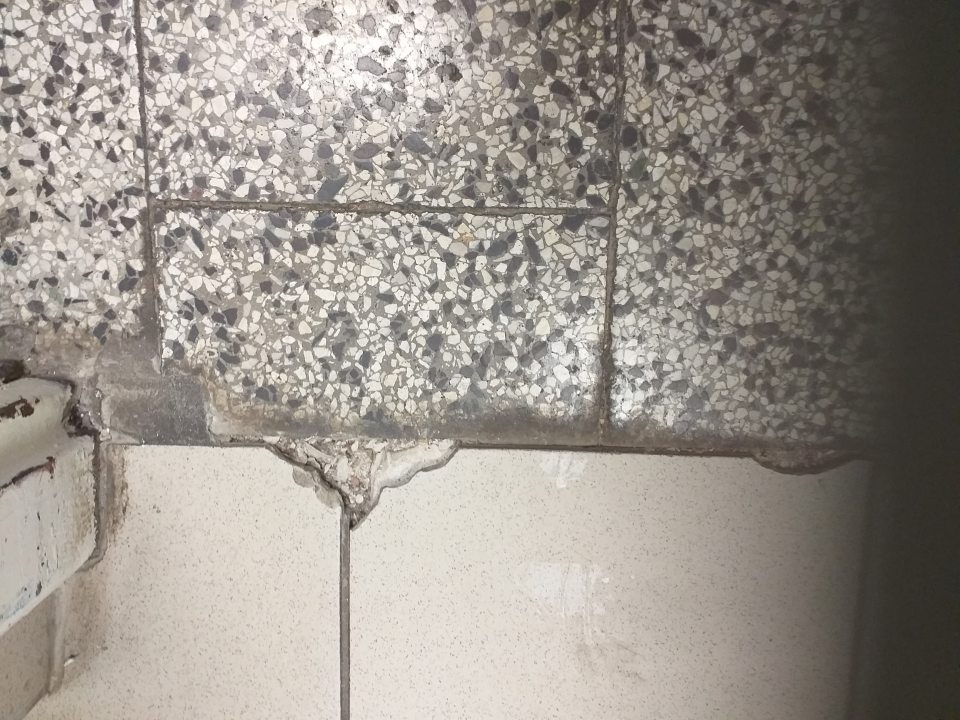 Podlaha v sklade potravín v zázemí predajne nie v dobrom stave údržby