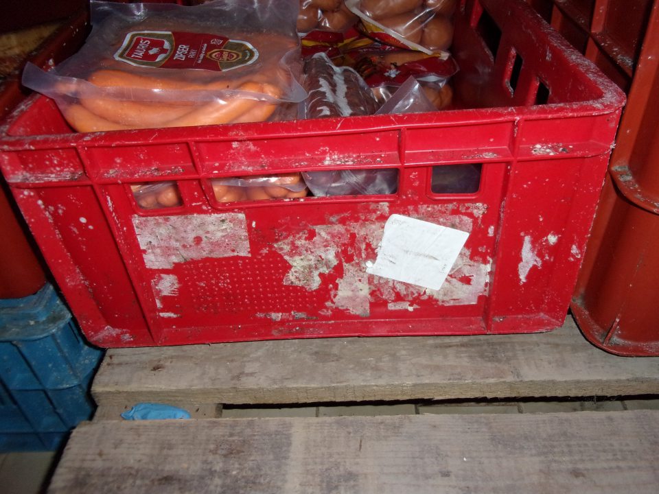 Znečistené debničky na skladovanie mäsových výrobkov.