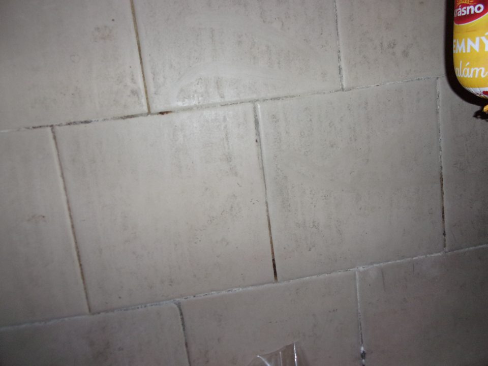 Znečistené steny v chladiacom boxe.