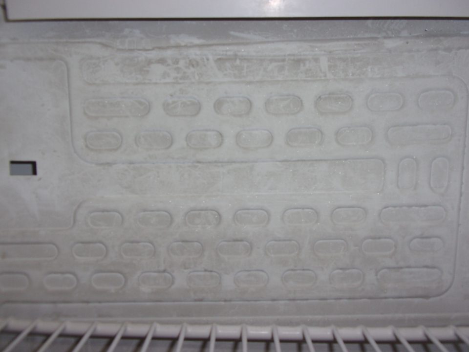 Znečistená chladiaca doska v chladničke.