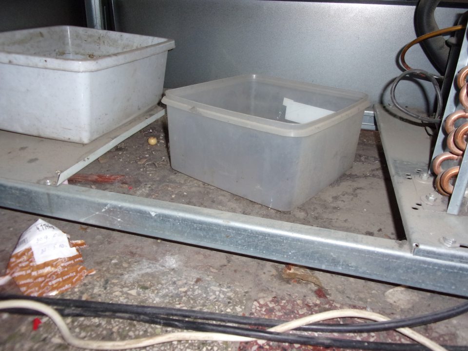 Znečistený priestor pod chladiacou vitrínou.