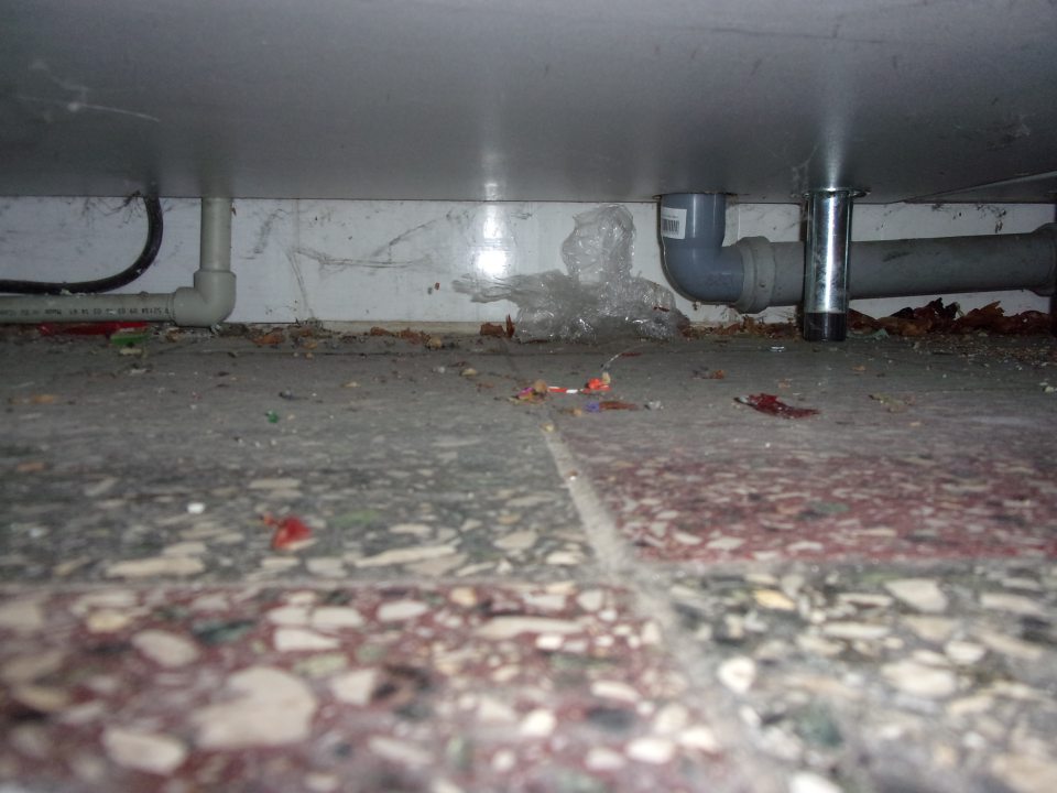 Znečistený priestor pod chladiacou vitrínou.