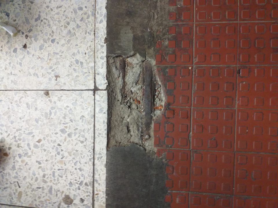 Necelistvý povrch prahu dverí v mäsovom pulte.