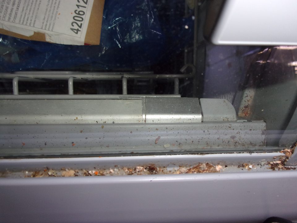 Drážky mraziaceho boxu znečistené.