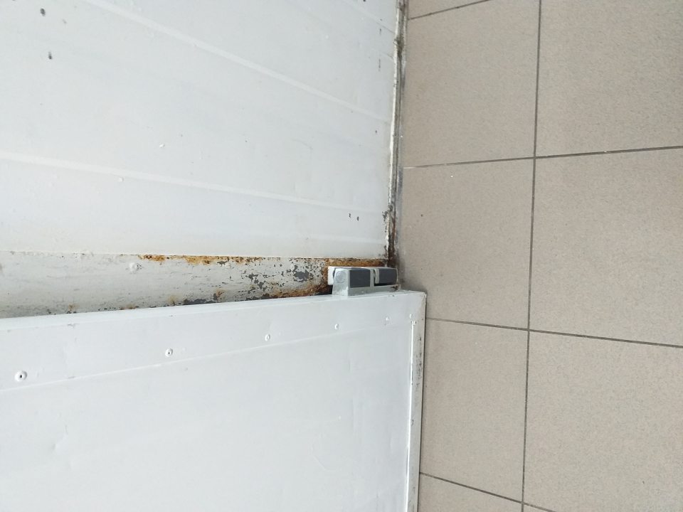 výskyt hrdze na vonkajšej strane zárubne chladiaceho boxu skladu