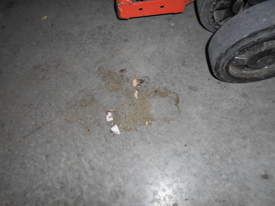 Lokálne - na malej ploche znečistená podlaha v sklade.