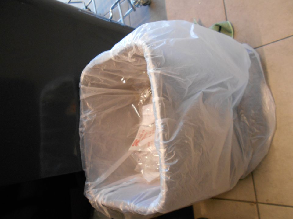 Nekrytá nádoba na odpad.