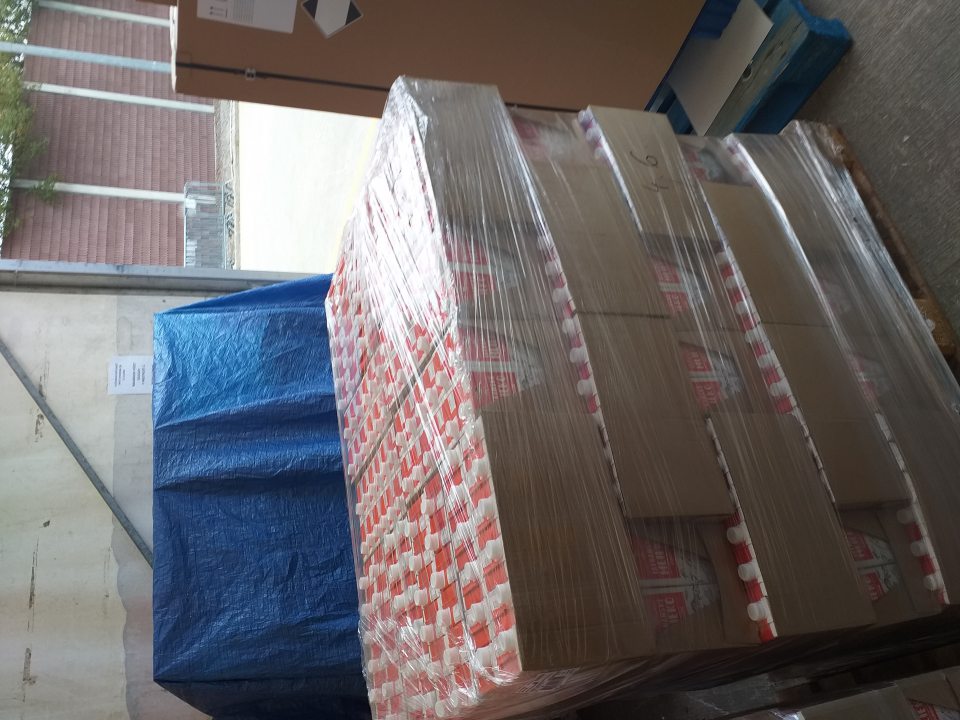 balené trvanlivé mlieko skladované na 3 paletách vo vonkajšom priestore (stane) určenom na skladovanie inventáru a drogistického tovaru
