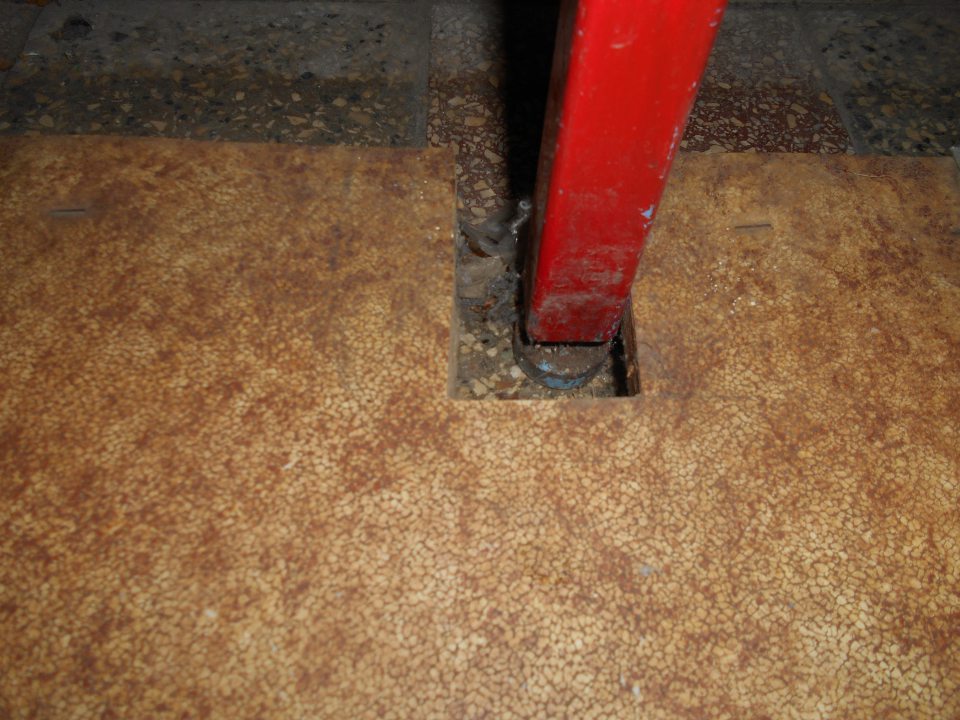 Hygienicky nevyhovujúci stav podlahy za predajným pultom.