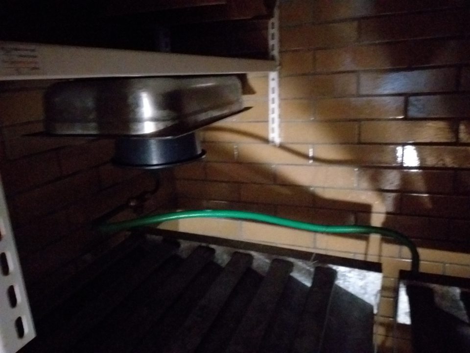  Kondenz v chladiacom boxe na mliečne výrobky zachytávaný do nekrytého vedra. 